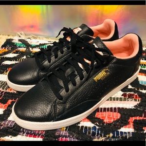 Black leather PUMAS >EUC<